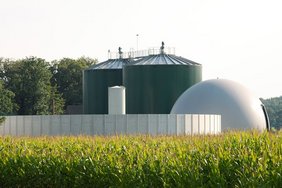 Biogasanlage speist Nahwärmenetz.