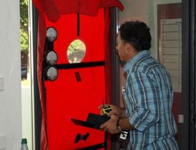 Handwerker beim Blower-Door-Test