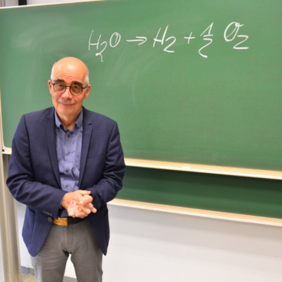 Prof. Dr. Thomas Schmidt bildet Netzingenieur*innen zum Thema Wasserstoff und Gas weiter. Foto: FH Münster/Frederik Tebbe