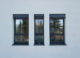 Fassade mit Fenstern und Jalousien