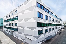 Fassade der Uni Luzern
