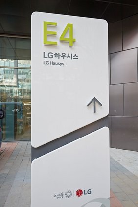 Für das Design im Außen- und Innenbereich eins Sitzes einer Unternehmensdivision in Südkorea kam nur ein hauseigener Mineralwerkstoff in Frage. 