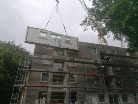 Der Energiesprong-Pilot in Bochum wird mit vorgefertigten Fassadenelementen saniert. Foto: dena
