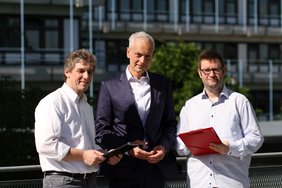 von links nach rechts: Thomas Häßel Prof. Dr. Karsten Körkemeyer und Ingo Besenbruch