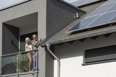 Fit für den Sommer: Solaranlagen nach dem Winter auf Schäden untersuchen zu lassen, sichert Erträge. Foto: Zukunft Altbau