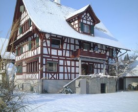 Altes Fachwerkhaus mit Wärmepumpe