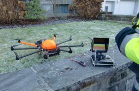 Drohnen tragen Thermographiekameras an Fassade und Dach