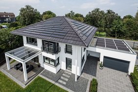 Haus mit Solardachziegeln