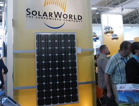 Ein Solarmodul wird auf einem Messestand präsentiert.