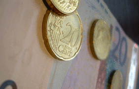 Geldscheine und Münzen