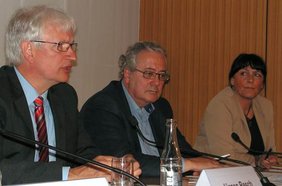 Jürgen Resch (links) und Agnes Sauter (DUH) wollen mit Ulrich Ropertz vom Mieterbund