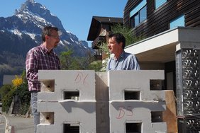 Josef Kaufmann (links) und Mark Zumoberhaus vor Betonteilen des Solarspeichers