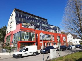 Solarthermie heizt dieses Wohn- und Geschäftshaus in München. Foto: Solarthermie-Jahrbuch / Ina Röpcke