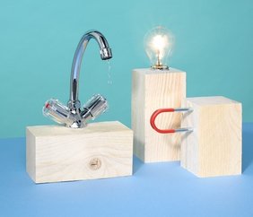 Holz auf Wasserhahn und Glühbirne und Magnet