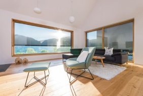 Moderne, großformatige Fenster sorgen für viel Tageslicht im Haus. Foto: ROMA KG