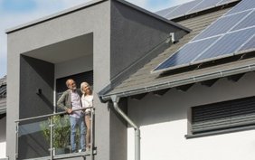 Solar-Pioniere haben auch weiterhin sonnige Aussichten, setzen sie auf Selbstversorgung. Foto: Zukunft Altbau / BHW Bausparkasse