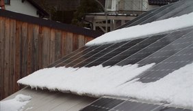 Module auf einem Hausdach mit Schnee