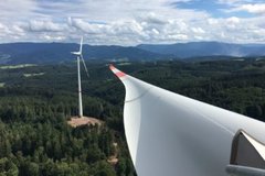 Die Gesamthöhe der Windenergieanlagen in Biederbach liegt bei 229 Metern. Foto: BWE / Sandra Majer