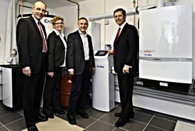 Ralf Klöpfer, Beate und Klaus Schmitt und Carsten Stelzer bei der Inbetriebnahme der Brennstoffzellen-Heizung
