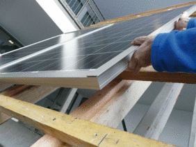Monteure beim Aufbau einer Fotovoltaikanlage