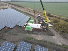 Die Speicherinstallation macht den Solarpark in Henschleben komplett. Foto: NATURSTROM AG
