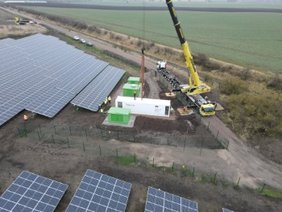 Die Speicherinstallation macht den Solarpark in Henschleben komplett. Foto: NATURSTROM AG
