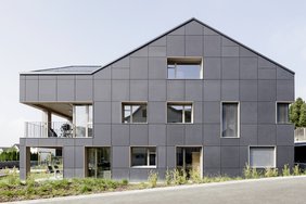 Haus mit Solarfassade in Brütten