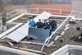 Dach mit Handwerkern und Solarthermie