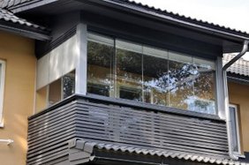 Die neuen Plissees von Lumon machen Balkon- und Terrassen-Verglasungen startklar für den Sommer. Foto: Lumon