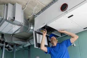 Eine Lüftung mit Wärmerückgewinnung hilft den Strombedarf von Wärmepumpen an kalten Spitzenlasttagen abzufedern. Foto: ronstik/stock.adobe.com