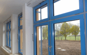 Schule mit in den Fenstern integrierte Lüftung