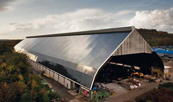 Eine ehemalige Kohlemischhalle mit einem Solardach bedeckt