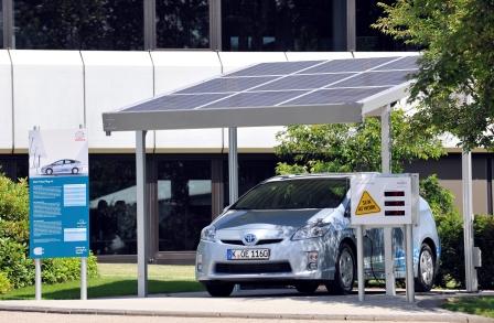 Carport aus Solarmodulen, in dem ein Toyota seine Energie bezieht