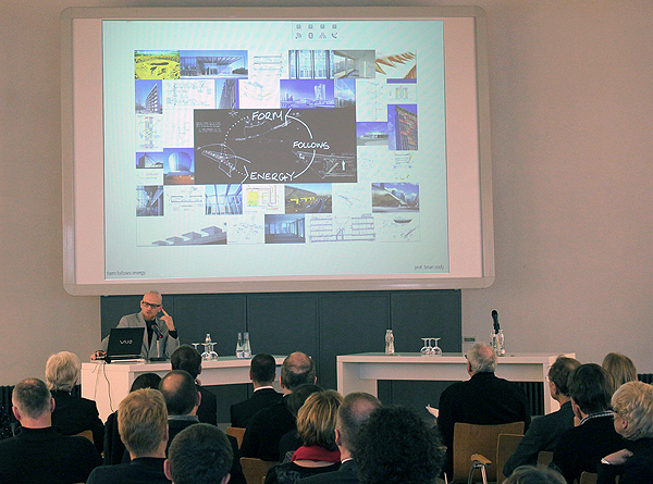 Blick in den Saal auf Brian Cody bei seinem Vortrag in Berlin