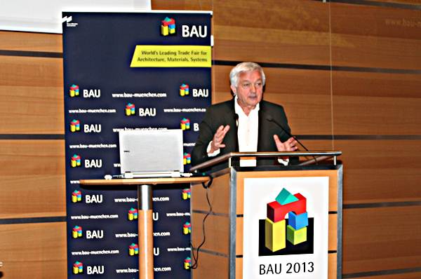 Erich Gluch beim Vortrag auf der Bau-Vorpressekonferenz