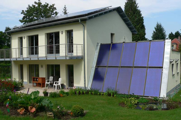 Haus mit Solarkollektoren