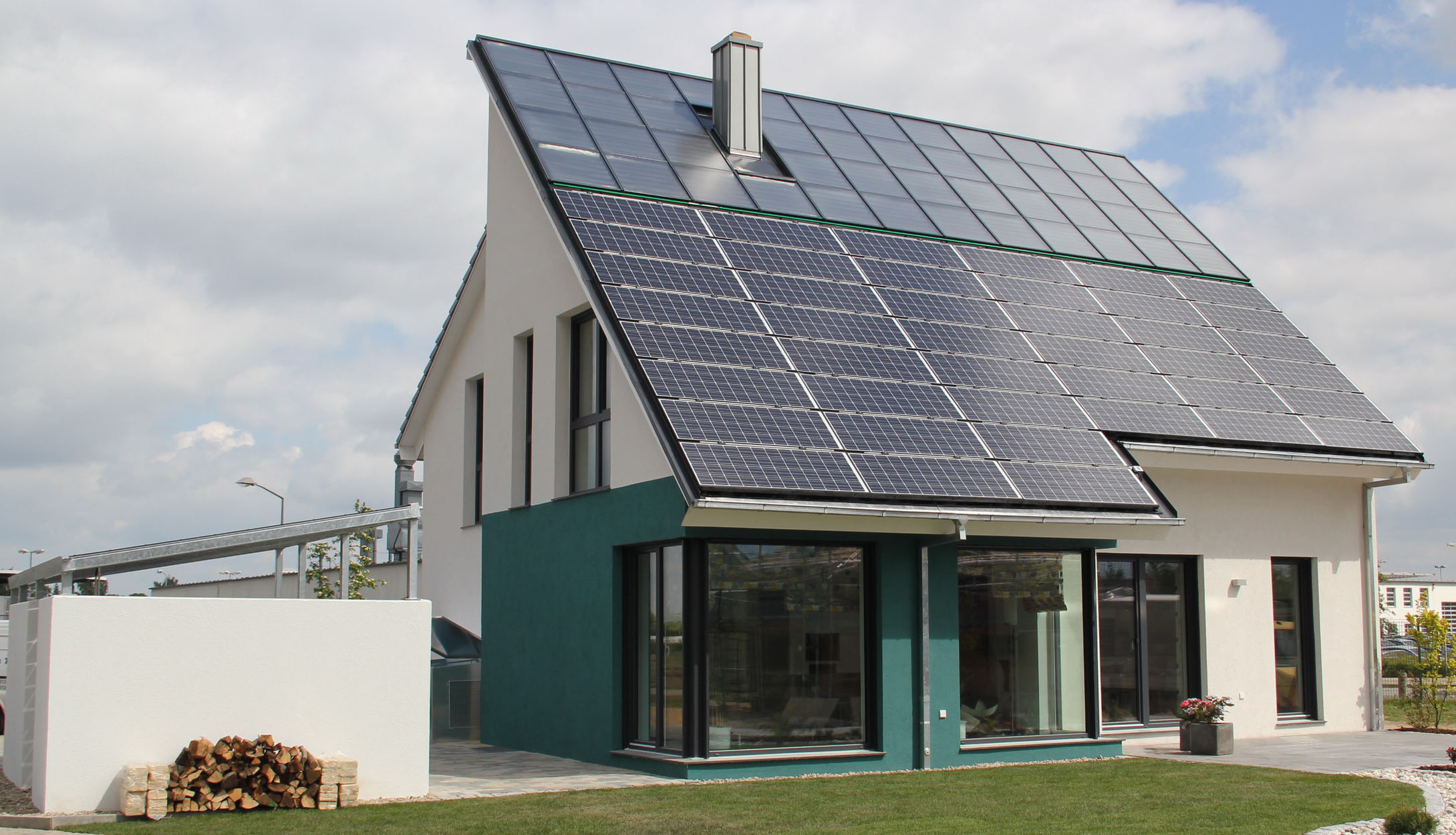 Außenansicht energieautarkes Haus mit Garten
