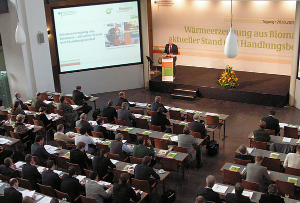 Blick in den Saal während der Konferenz Wärmeerzeugung aus Biomasse