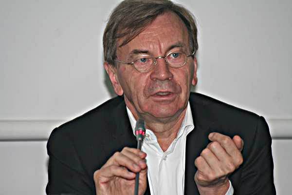 Manfred Hegger bei der Pressekonferenz der Consense