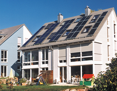 Haus mit Fotovoltaik-Modulen