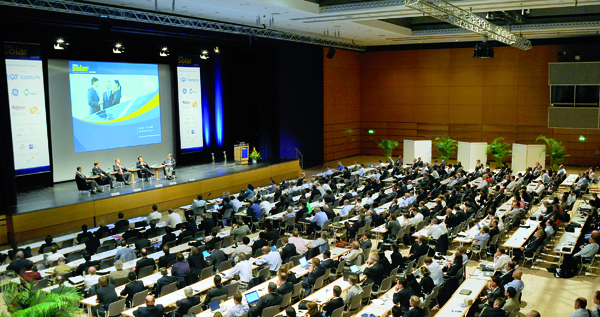 Besucher der Intersolar Europe Conference in einem Konferenzsaal