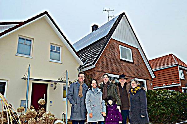 Familie Ulatowski aus Hamburg vor ihrem Haus.
